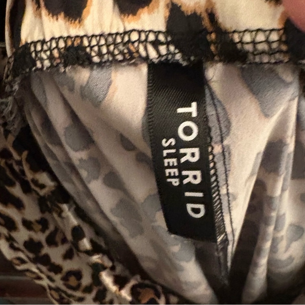 133- Torrid 3 silky leopard print PJ set - Picture 3 of 7